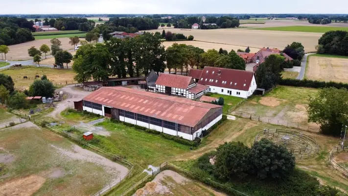 Wundervoller Pferdehof mit ca. 7,5ha Fläche, Reithalle, Führanlage, Reitplatz, Stalltrakten u.v.m.